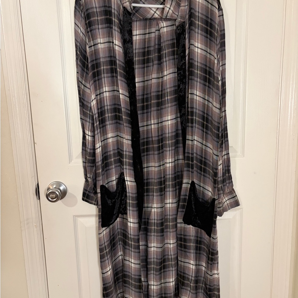 gimmicks by BKE Plaid Long Sleeve Dress in Black, Gray, Cream